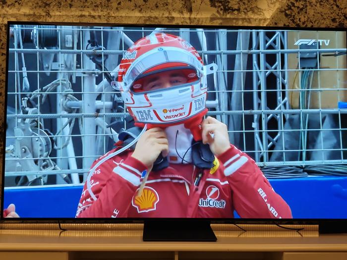 好友相聚饮酒观赛惬意自在