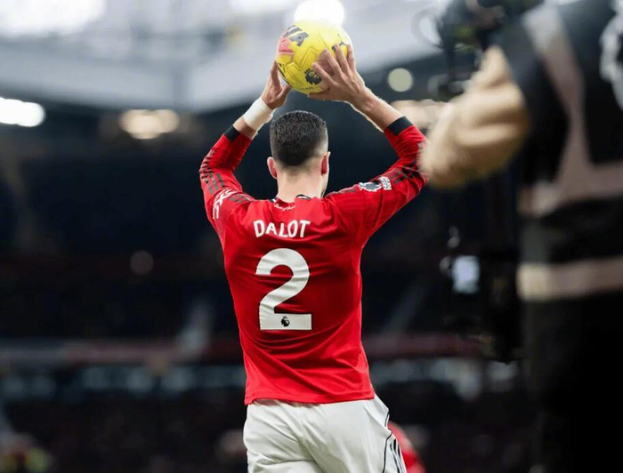 开云官网-曼联名宿埃尔文盛赞达洛特蜕变，称其表现顶级|边后卫|英超|迪奥戈·达洛特|边后卫职责|丹尼斯·埃尔文_新浪体育_新浪新闻